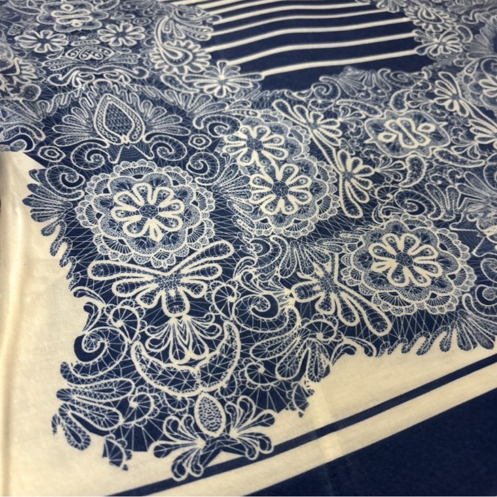 Le Lis Blanc Women’s Top Blouse
White with blue print - Picture 4 of 6